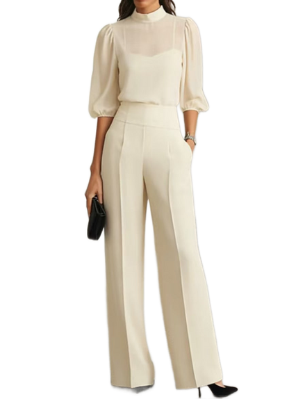 Conjunto beige con blusa de cuello alto y pantalón de pierna ancha