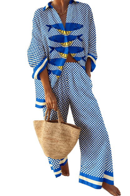 Conjunto Mare con blusa a cuadros azul y blanco y pantalón acampanado, ribete amarillo y azul