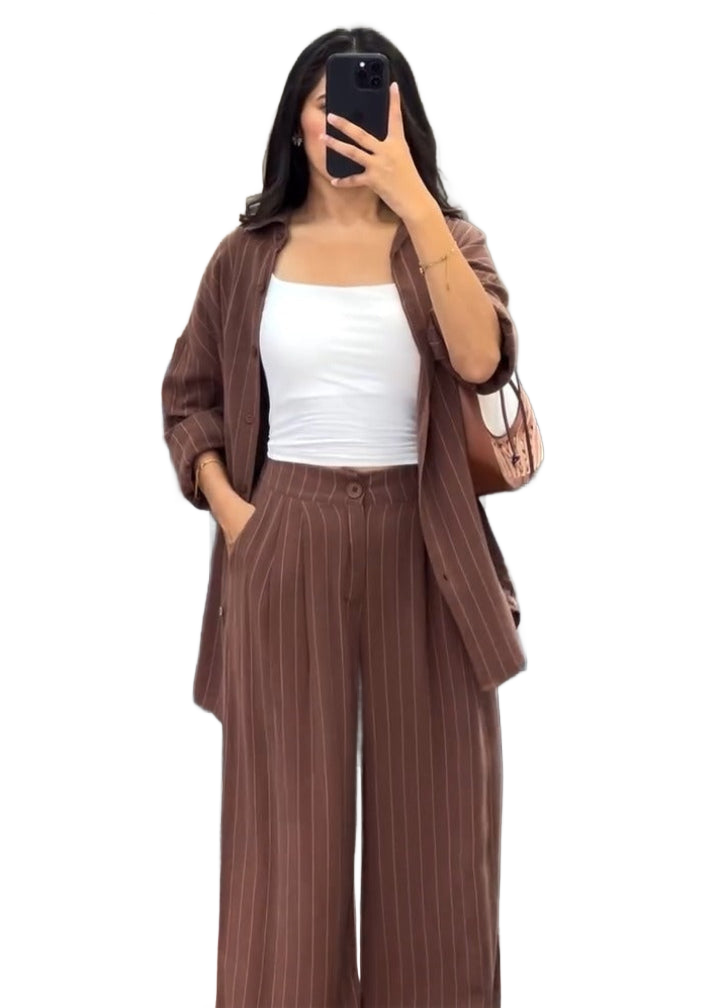 Conjunto suelto de dos piezas marrón con chaqueta abierta y pantalón a rayas