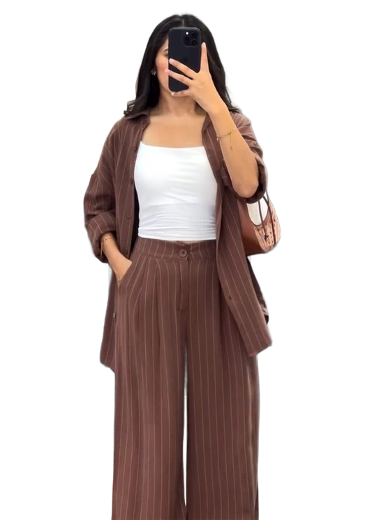 Conjunto suelto de dos piezas marrón con chaqueta abierta y pantalón a rayas