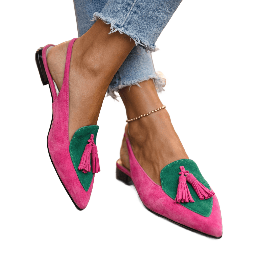 Sandalias de ante fucsia con borlas y panel verde, tacón bajo y tiras