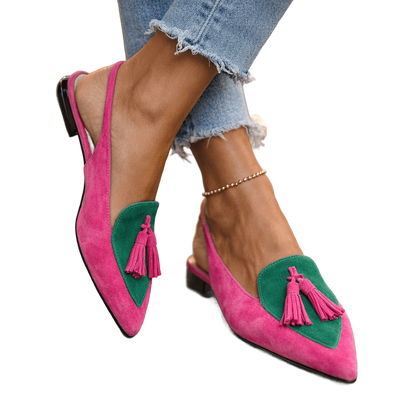 Sandalias de ante fucsia con borlas y panel verde, tacón bajo y tiras