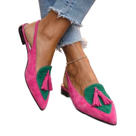 Sandalias de ante fucsia con borlas y panel verde, tacón bajo y tiras