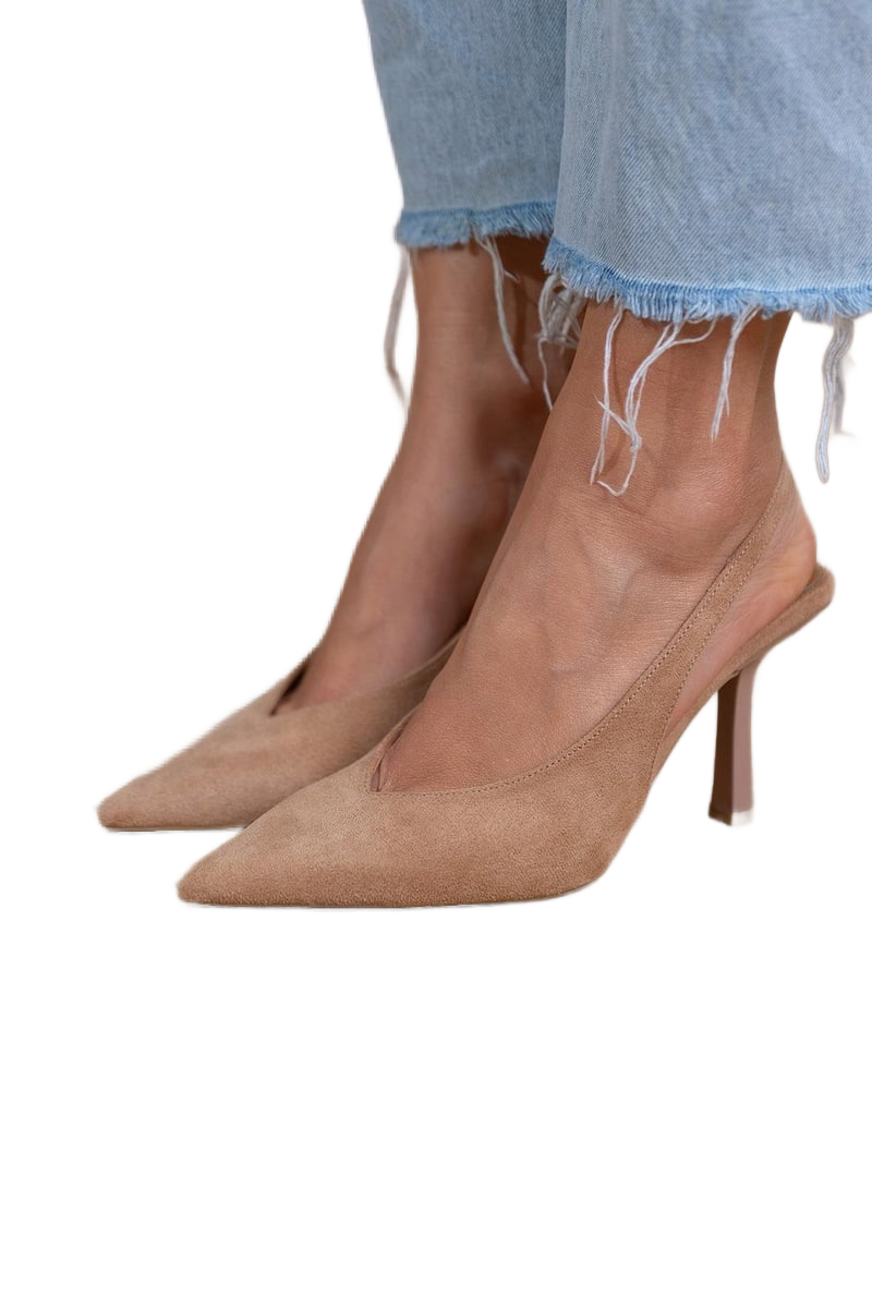 Zapatos de tacón bajo beige de gamuza con punta afilada y tacón fino.
