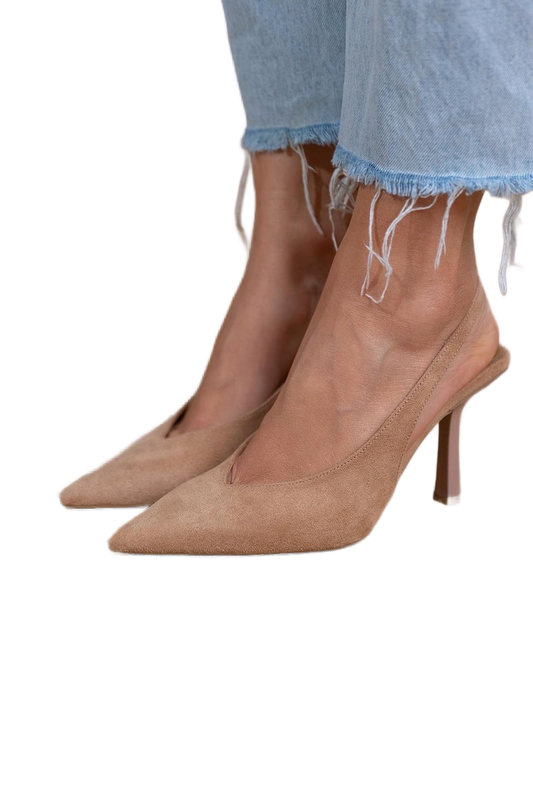 Zapatos de tacón bajo beige de gamuza con punta afilada y tacón fino.