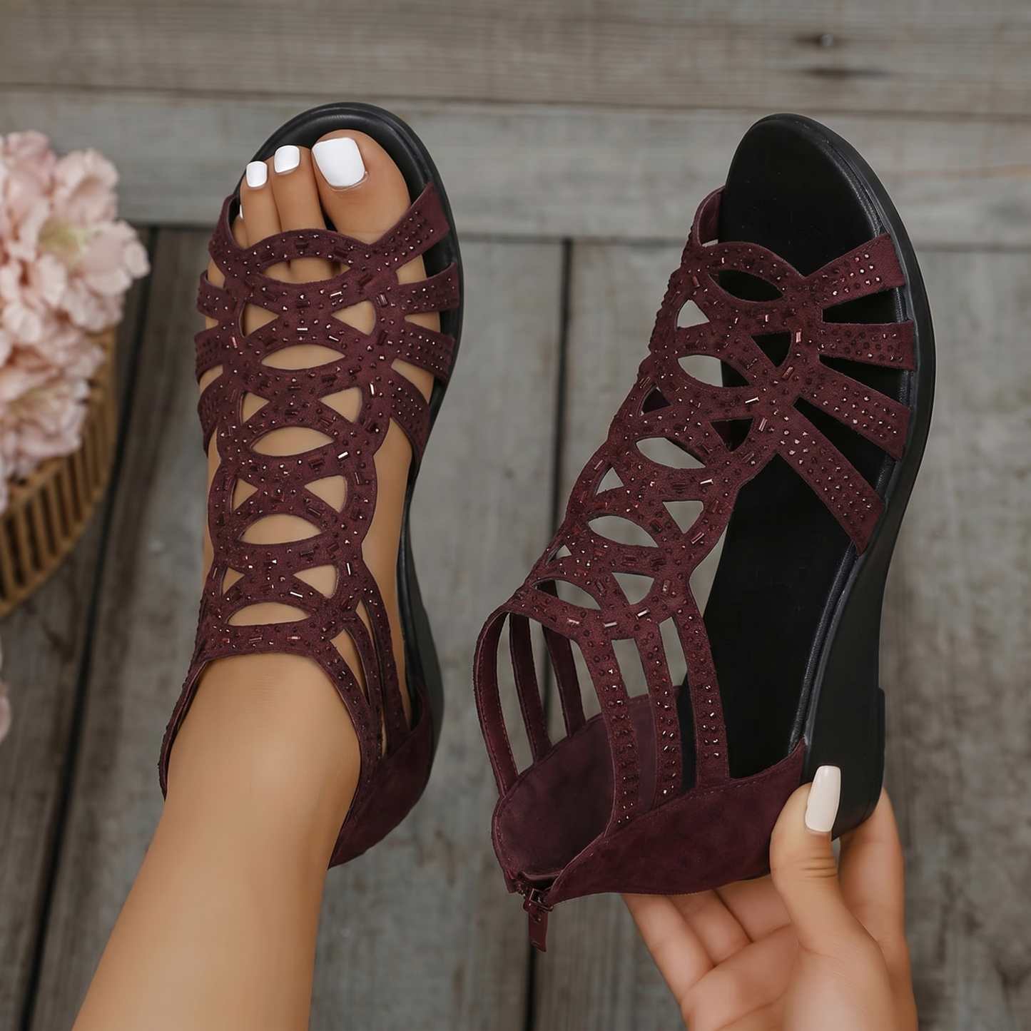 Sandalias burdeos con tiras troqueladas y tacón cuña ancho, diseño abierto