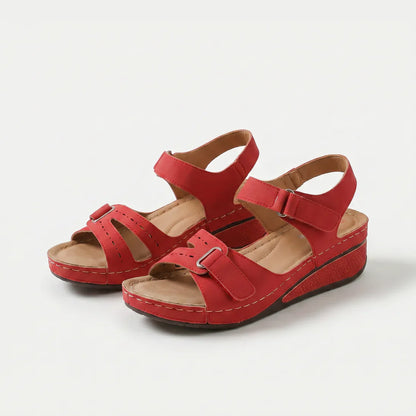 Sandalias ortopédicas con cuña rojas, correas con hebilla y costuras visibles
