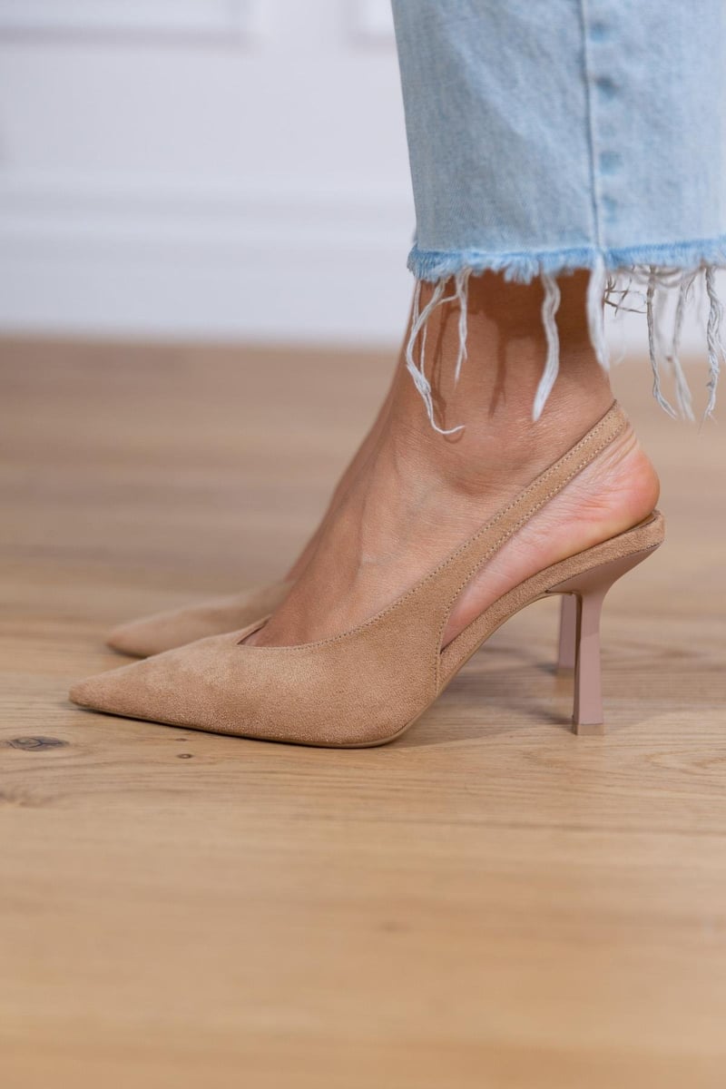 Zapatos de tacón bajo de gamuza beige, punta afilada y diseño tipo botín.