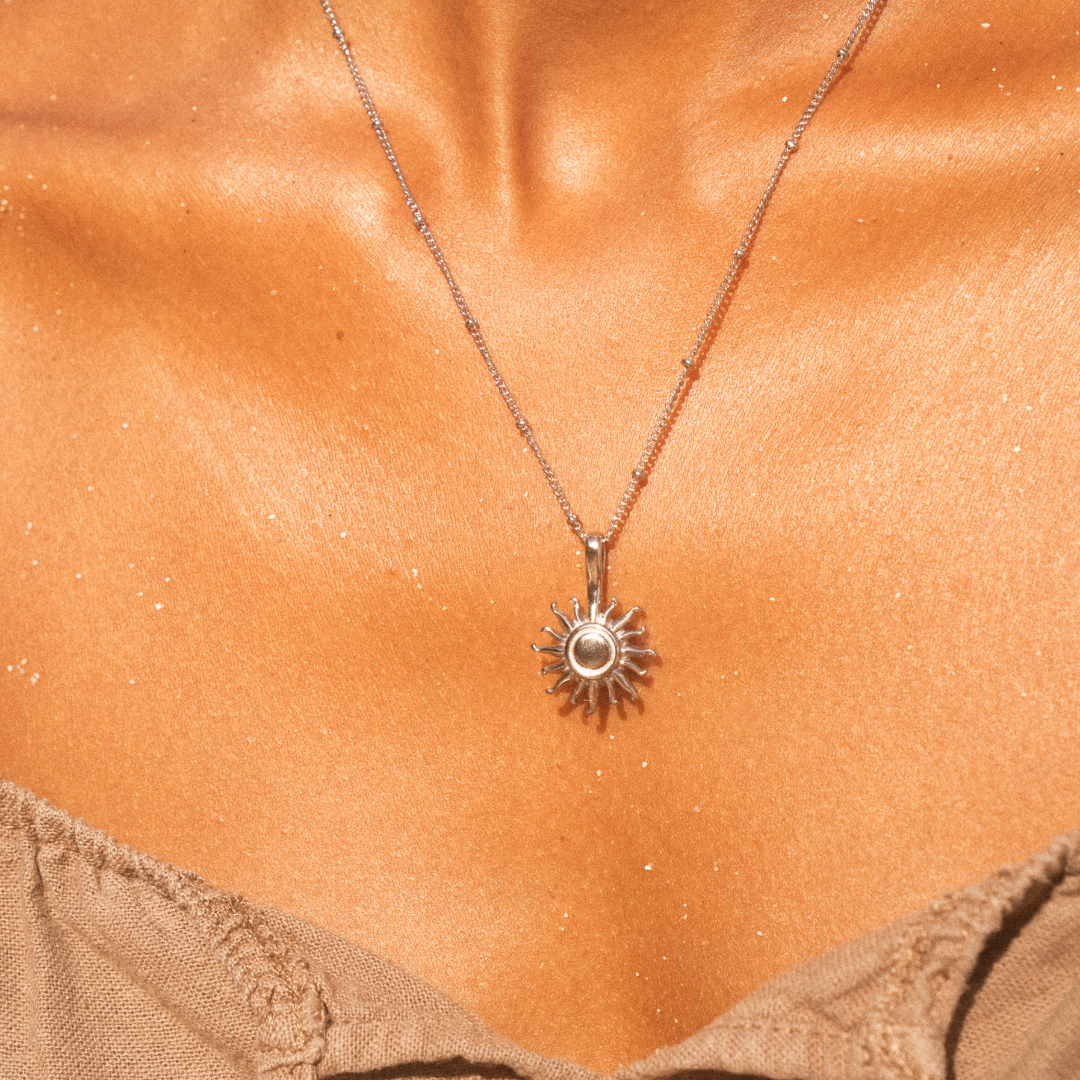 Collar fino de verano con dije redondo de sol, color plata