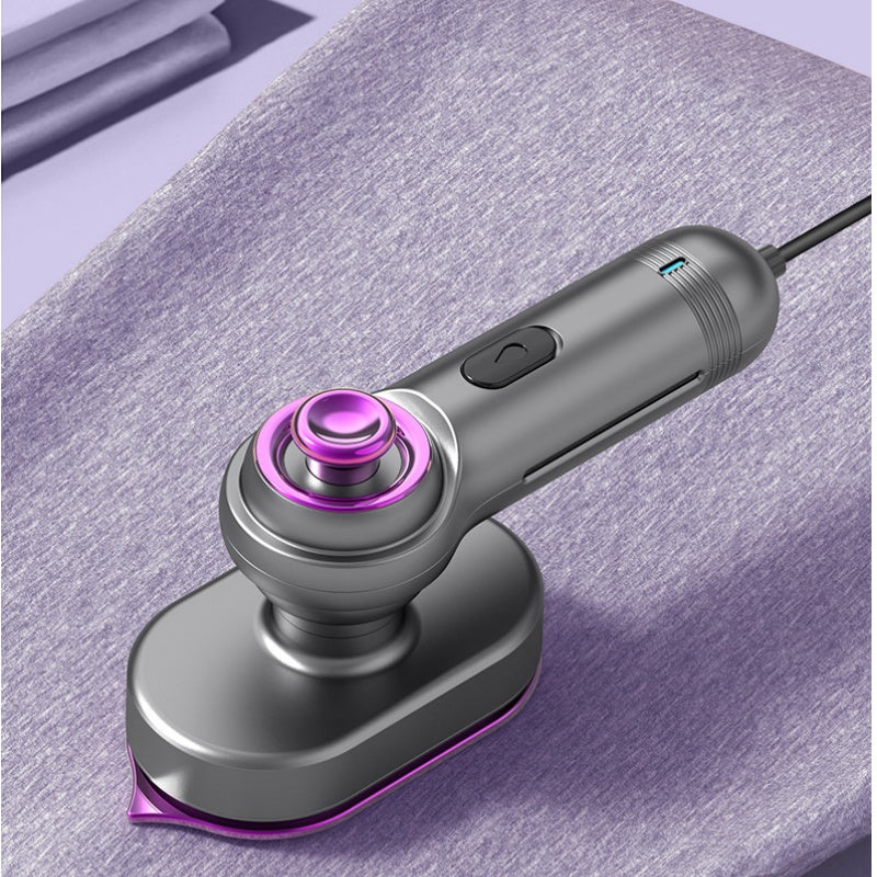 Plancha de vapor portátil gris con base morada, vapor sobre tela gris.