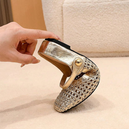 Bailarinas tipo zueco plateadas con pulsera y detalles troquelados, suela plana.