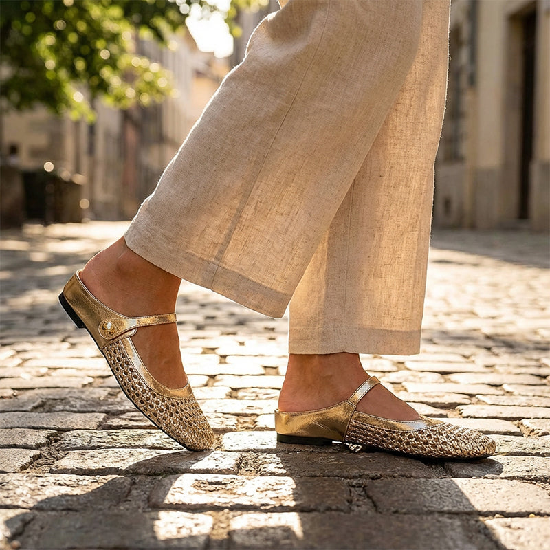 Bailarinas tipo zueco doradas con tira y suela baja, detalle calado.