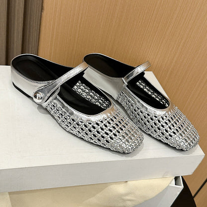 Bailarinas tipo zueco plateadas con hebilla, malla calada y suela plana.