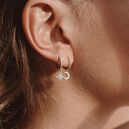 Pendientes de aro con colgante de estrella y luna, acabado plateado