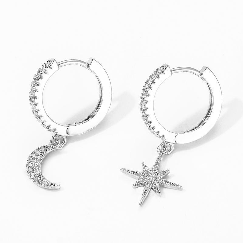 Pendientes de aro plateados con colgantes de luna y estrella