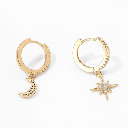 Pendientes de aro dorados con colgantes de luna y estrella