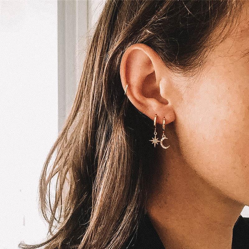 Pendientes de aro con colgante de estrella y luna, acabado dorado