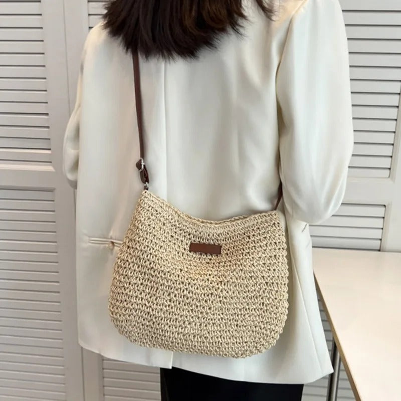 Bolso de paja bandolera beige tejido con correa marrón y placa rectangular