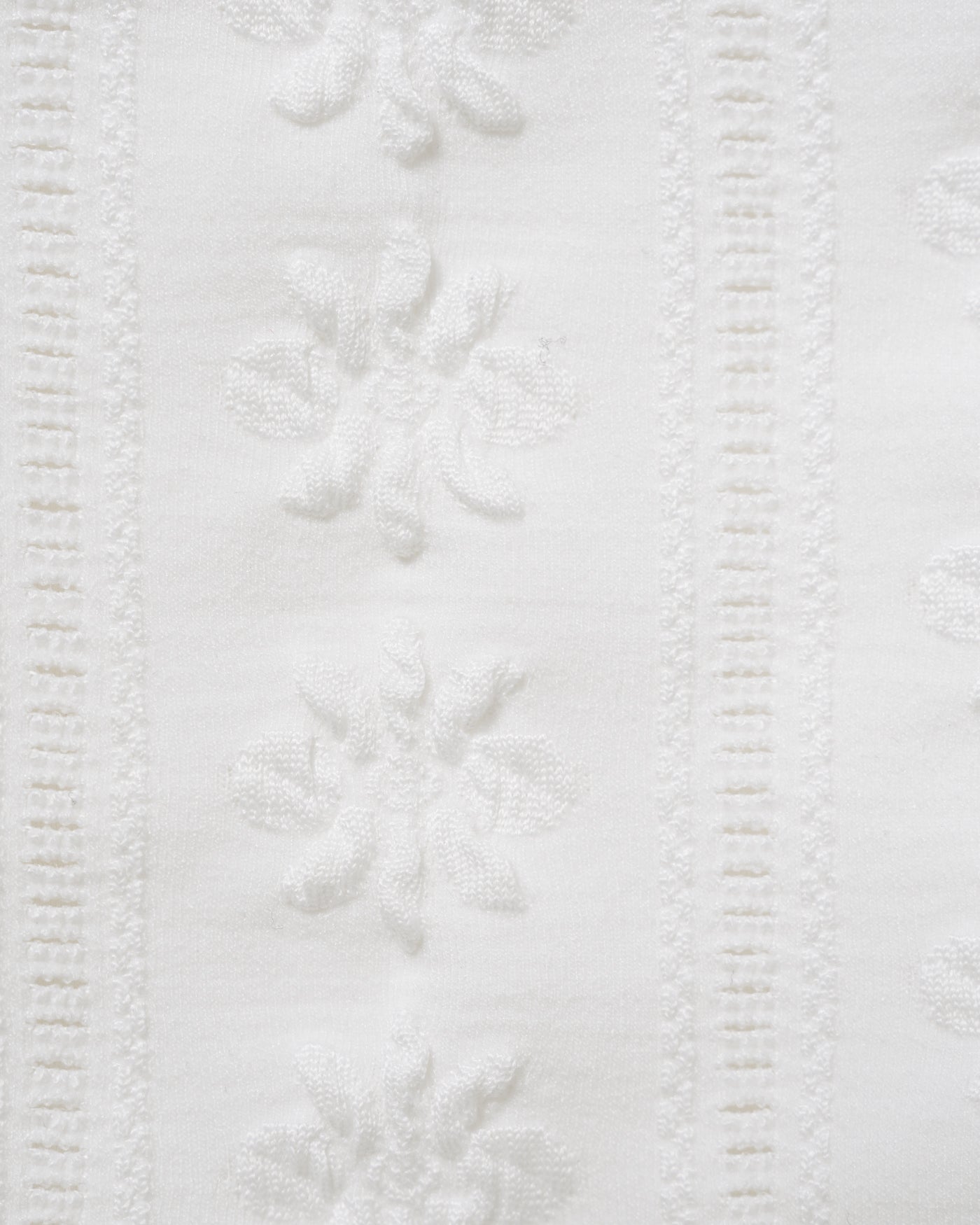 Tela blanca con relieve floral y costuras finas, ideal para bikini