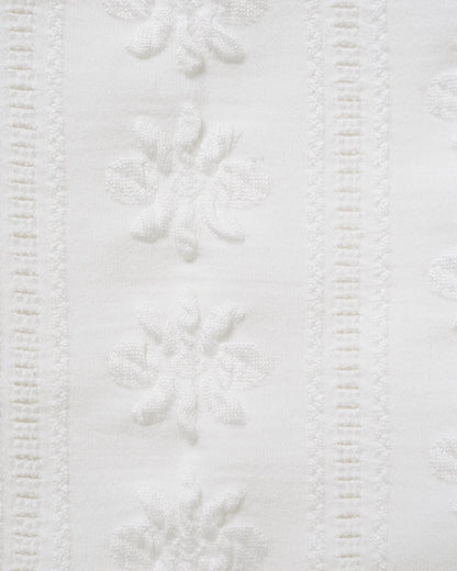 Tela blanca con relieve floral y costuras finas, ideal para bikini