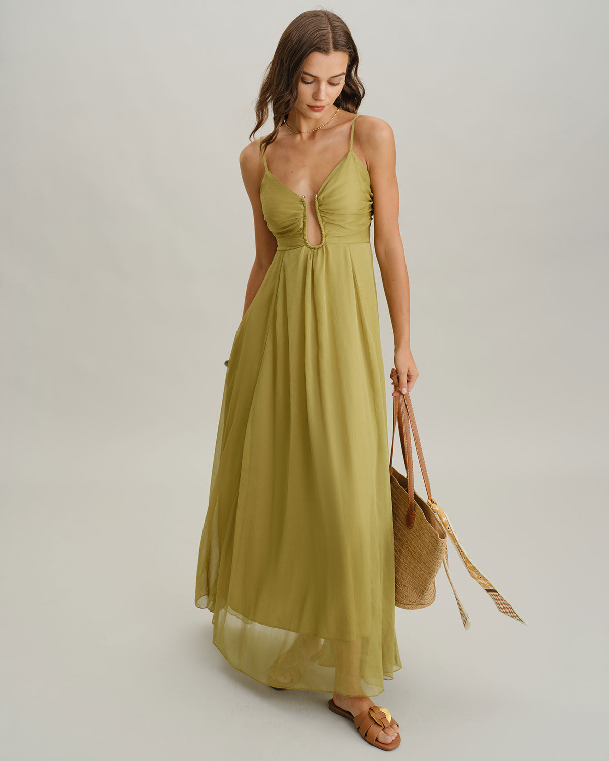 Vestido largo verde sin mangas con abertura central en el pecho y falda suelta