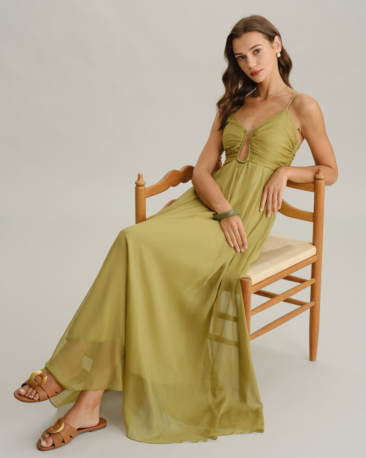 Vestido largo verde con tirantes finos y escote fruncido, falda amplia