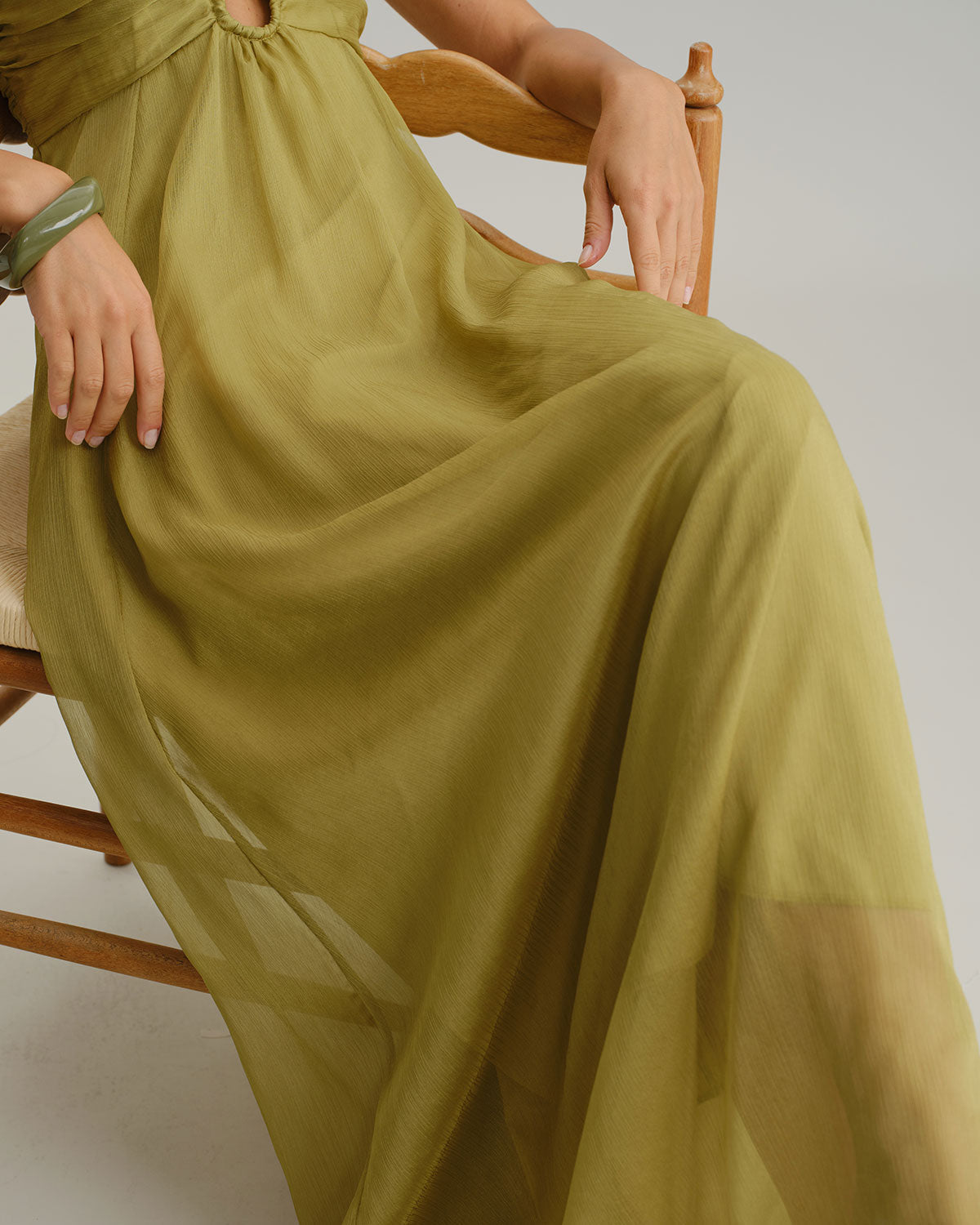 Vestido largo verde de tirantes finos, escote fruncido y caída vaporosa