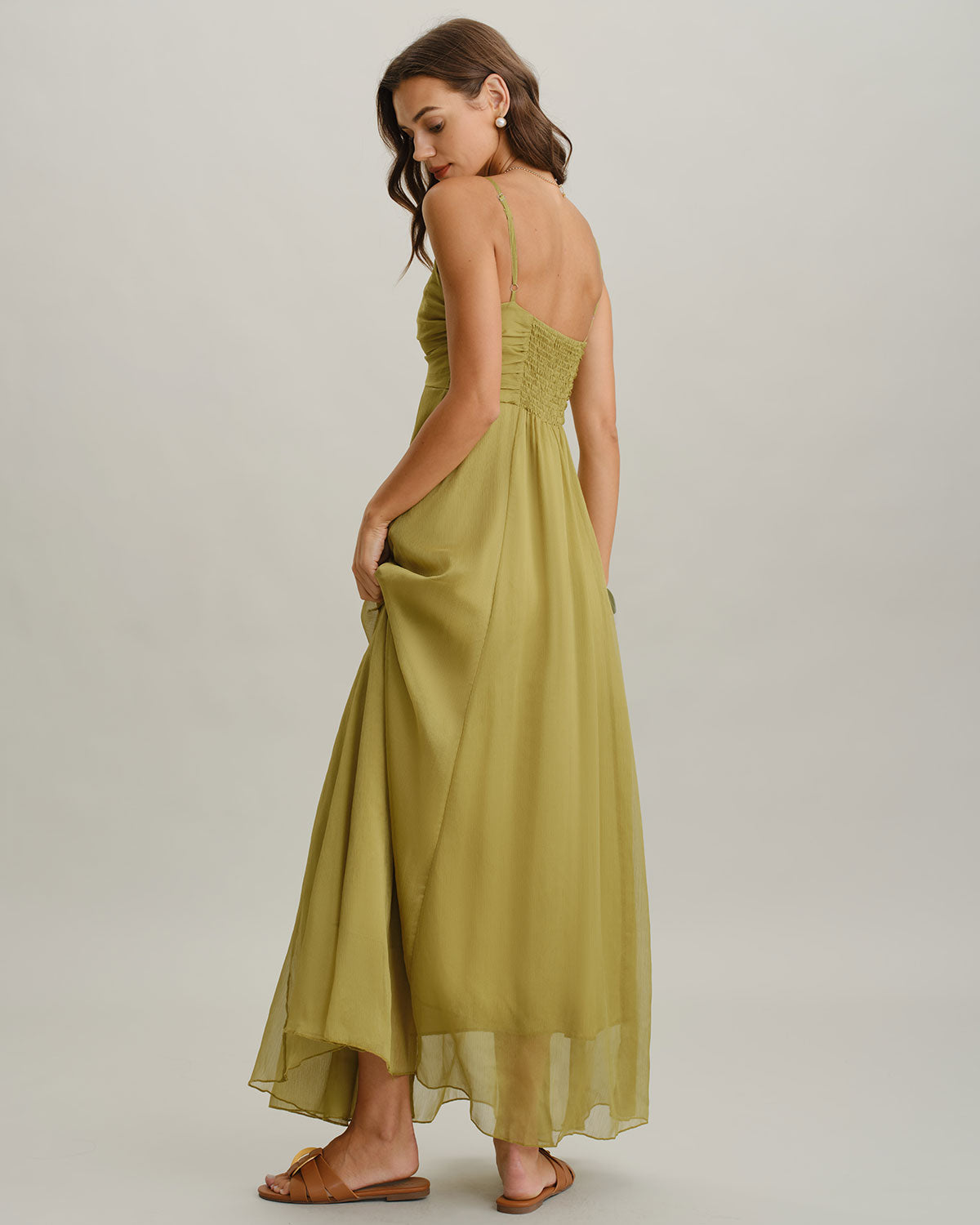 Vestido largo verde con espalda descubierta y falda amplia con vuelo