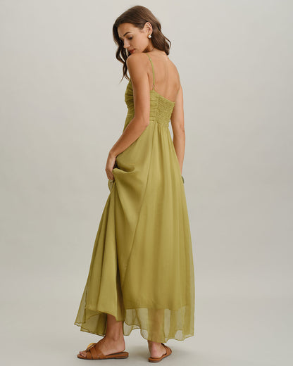 Vestido largo verde con espalda descubierta y falda amplia con vuelo