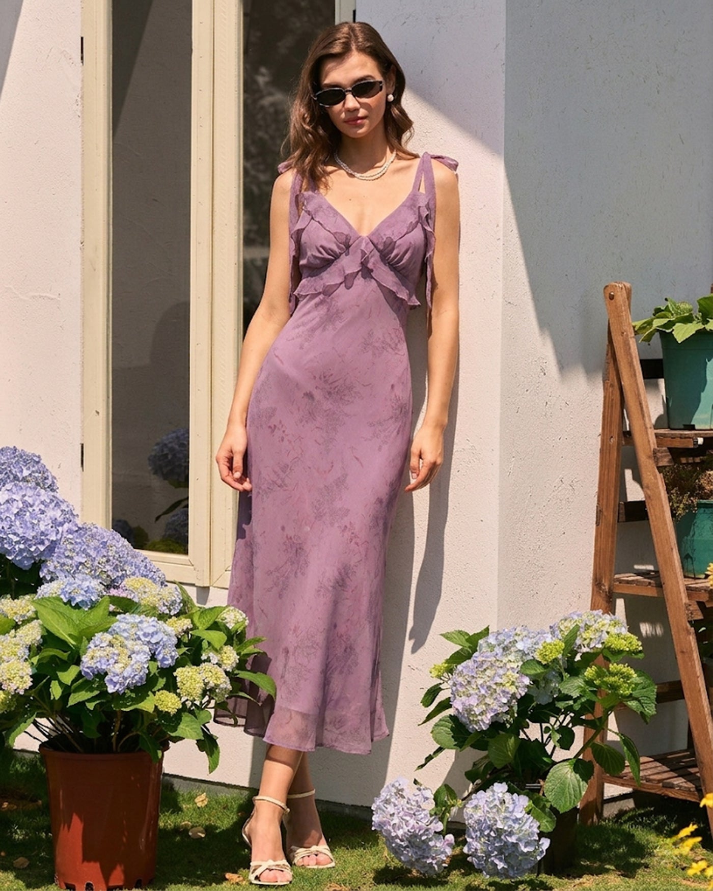 Vestido midi violeta de tirantes con lazo y estampado floral, escote cruzado